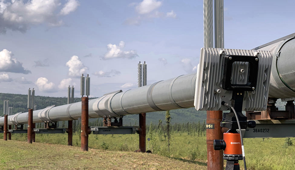 Radar monitoring airspace above pipeline